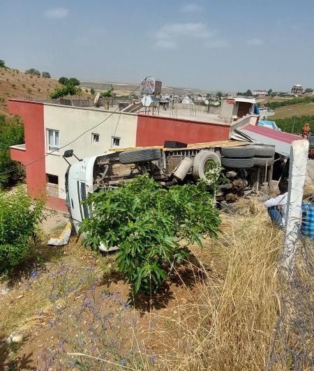 Şarampole yuvarlanan kamyonu ev kurtardı