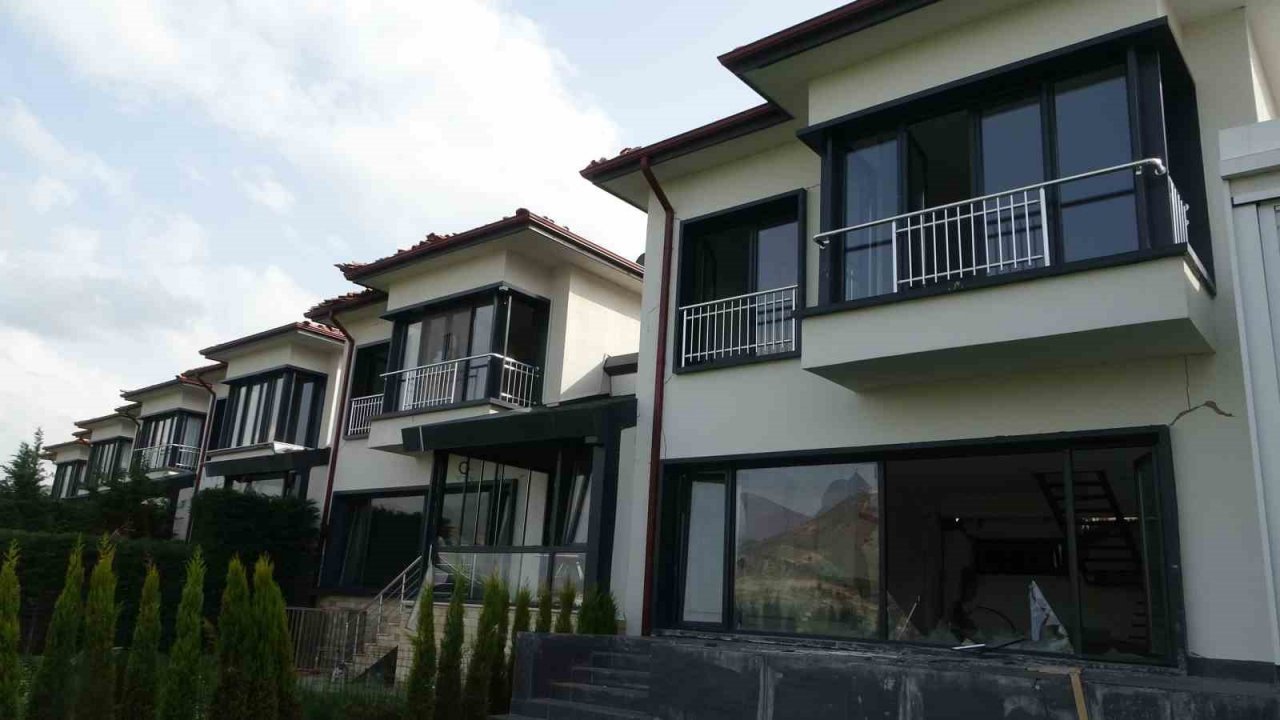 Depremin vurduğu milyonluk villalar için yıkım kararı