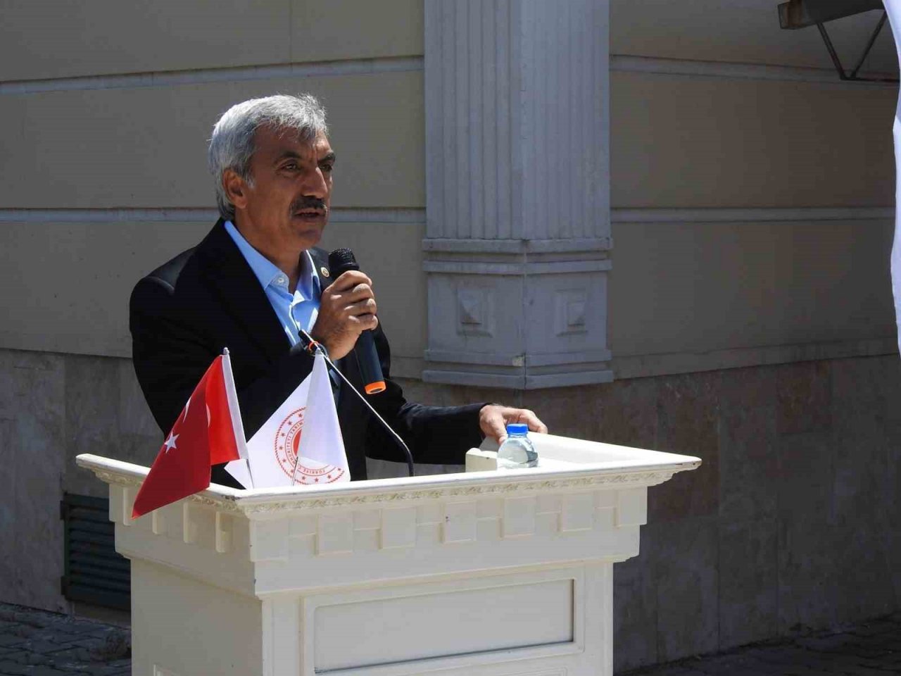 Depremzede hayvan yetiştiricilerine yem desteği