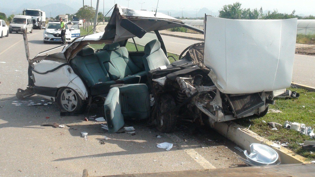 Aydınlatma direğine çarpan otomobil hurdaya döndü: 2 yaralı