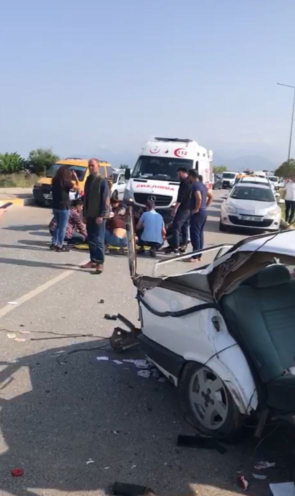 Aydınlatma direğine çarpan otomobil hurdaya döndü: 2 yaralı