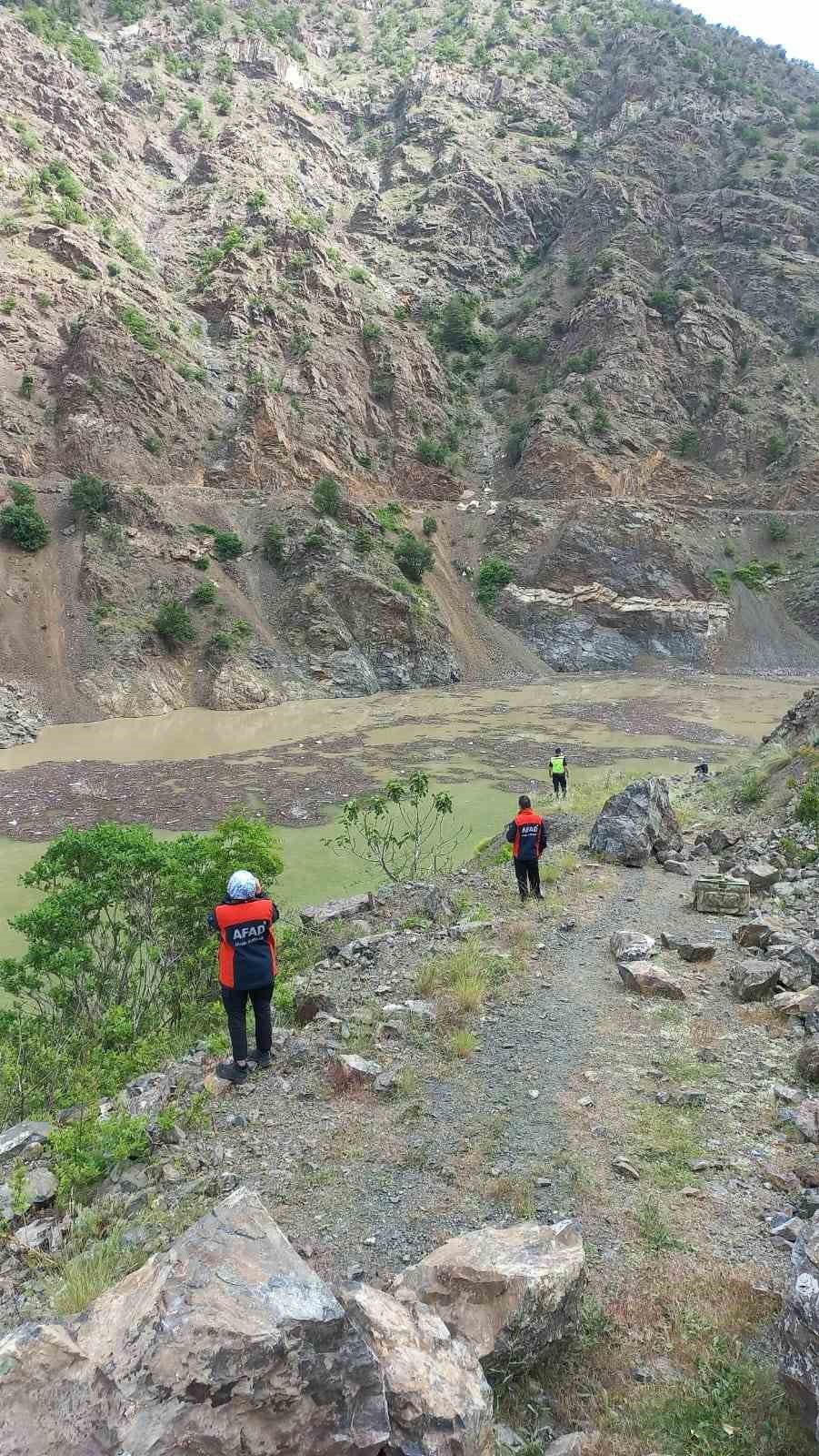 Çoruh nehrinde kaybolan sürücü botlarla aranıyor