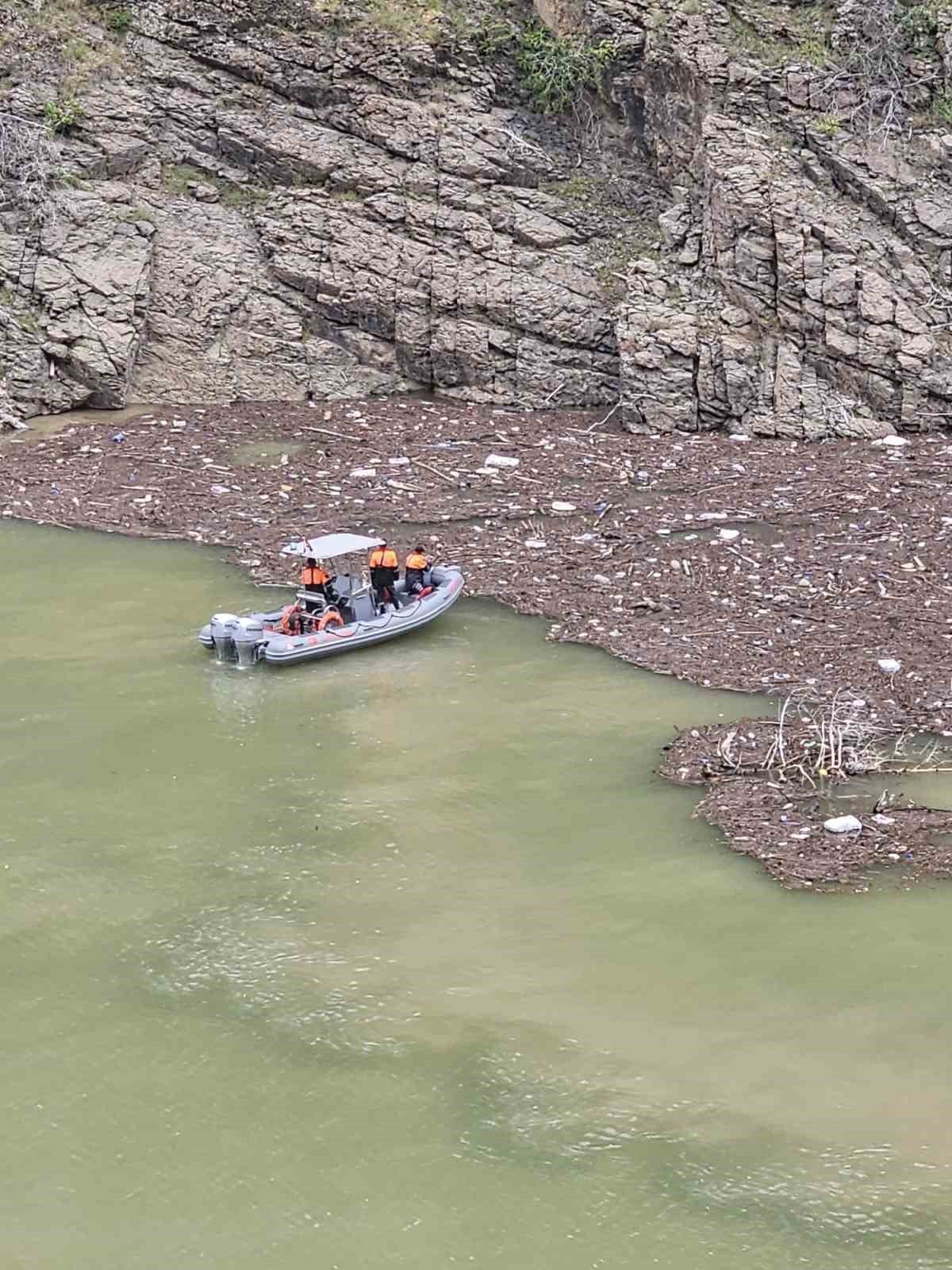 Çoruh nehrinde kaybolan sürücü botlarla aranıyor
