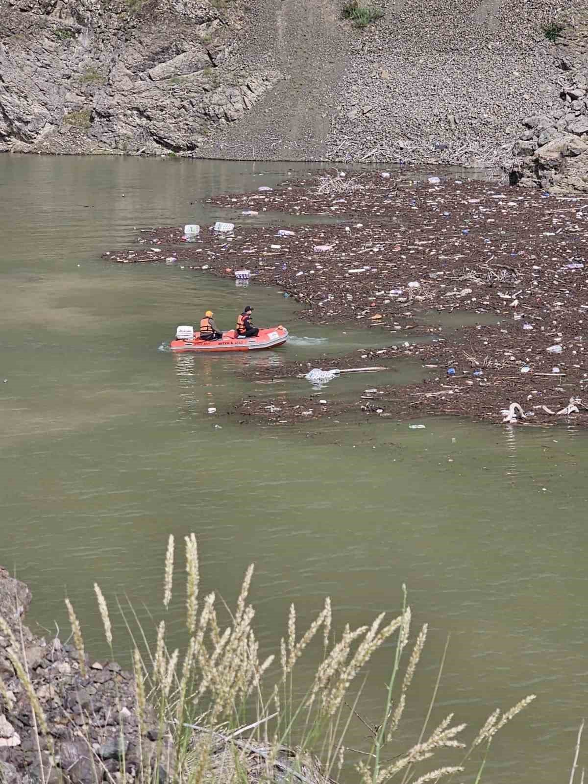 Çoruh nehrinde kaybolan sürücü botlarla aranıyor