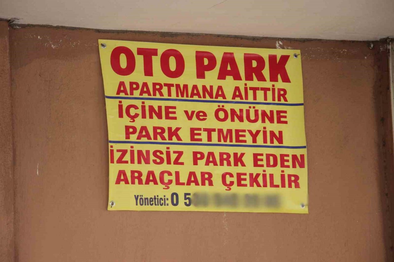 İzinsiz parklardan bıkan yönetici çareyi afiş asmakta buldu