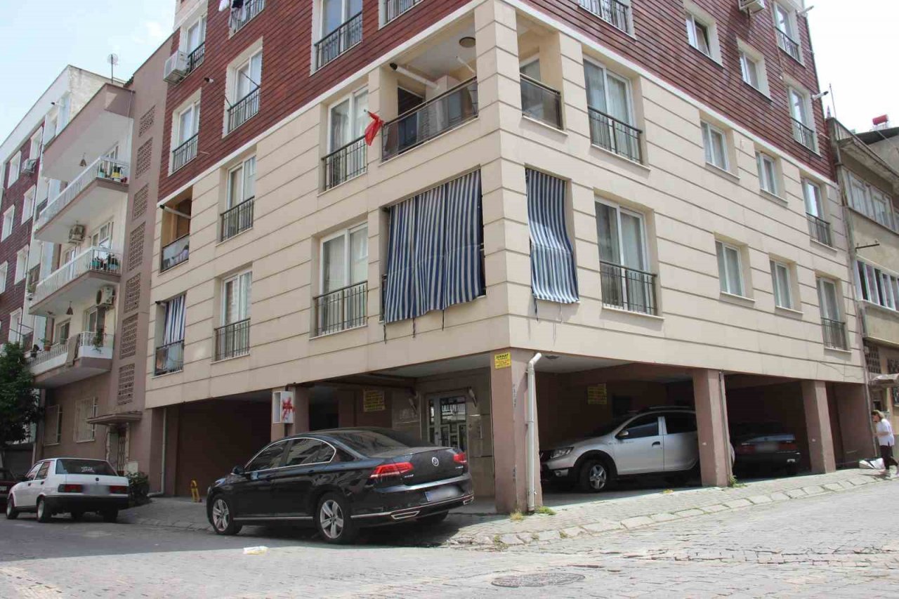 İzinsiz parklardan bıkan yönetici çareyi afiş asmakta buldu