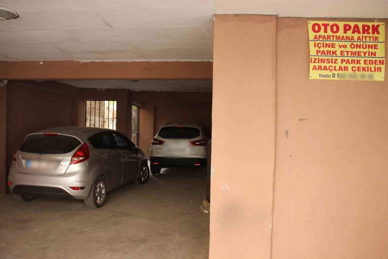 İzinsiz parklardan bıkan yönetici çareyi afiş asmakta buldu