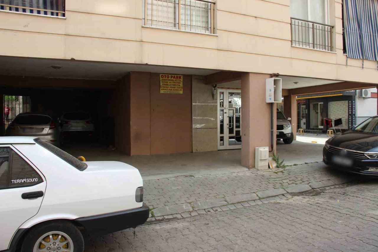 İzinsiz parklardan bıkan yönetici çareyi afiş asmakta buldu