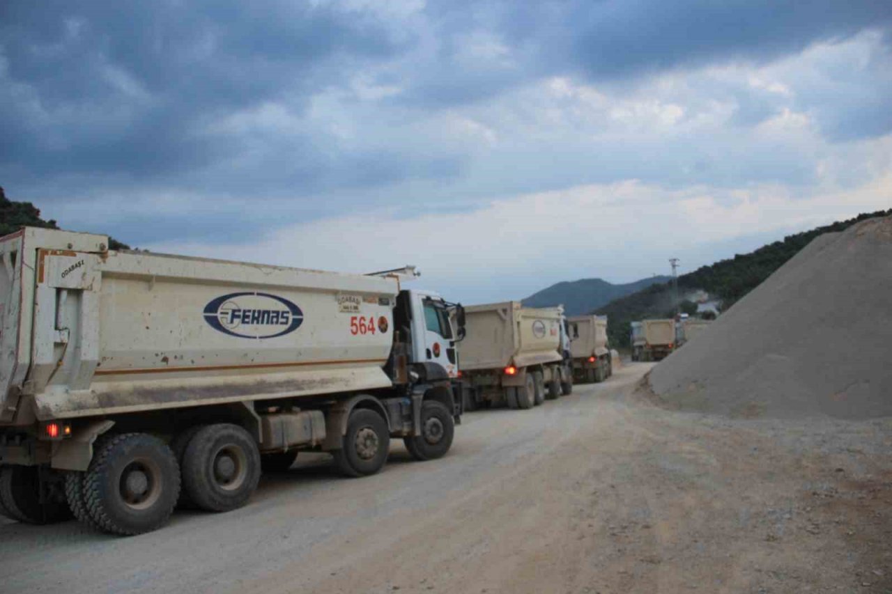 Böyle duyarsızlık görülmedi, yolun ortasına şantiye kurdular