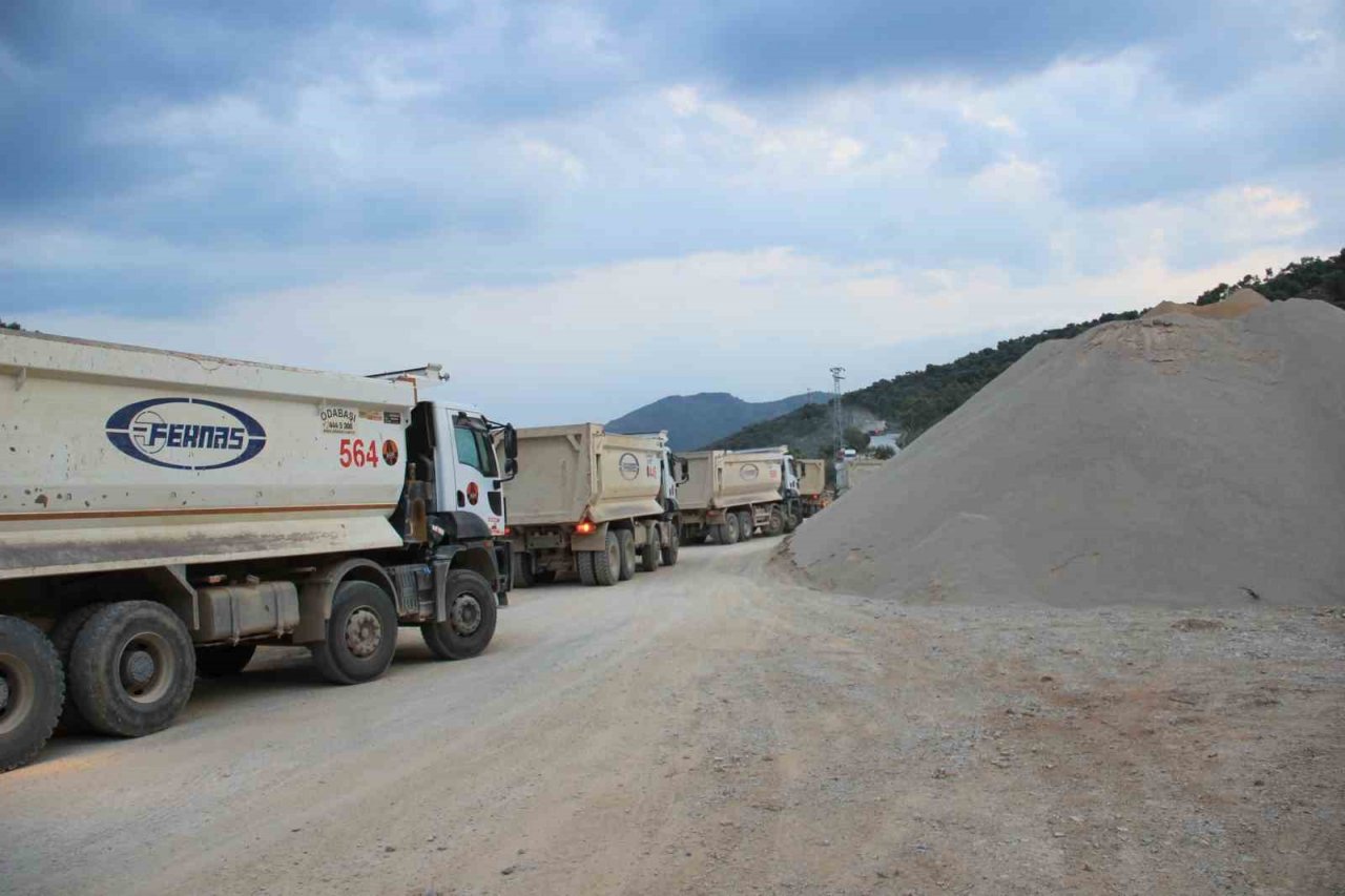 Böyle duyarsızlık görülmedi, yolun ortasına şantiye kurdular