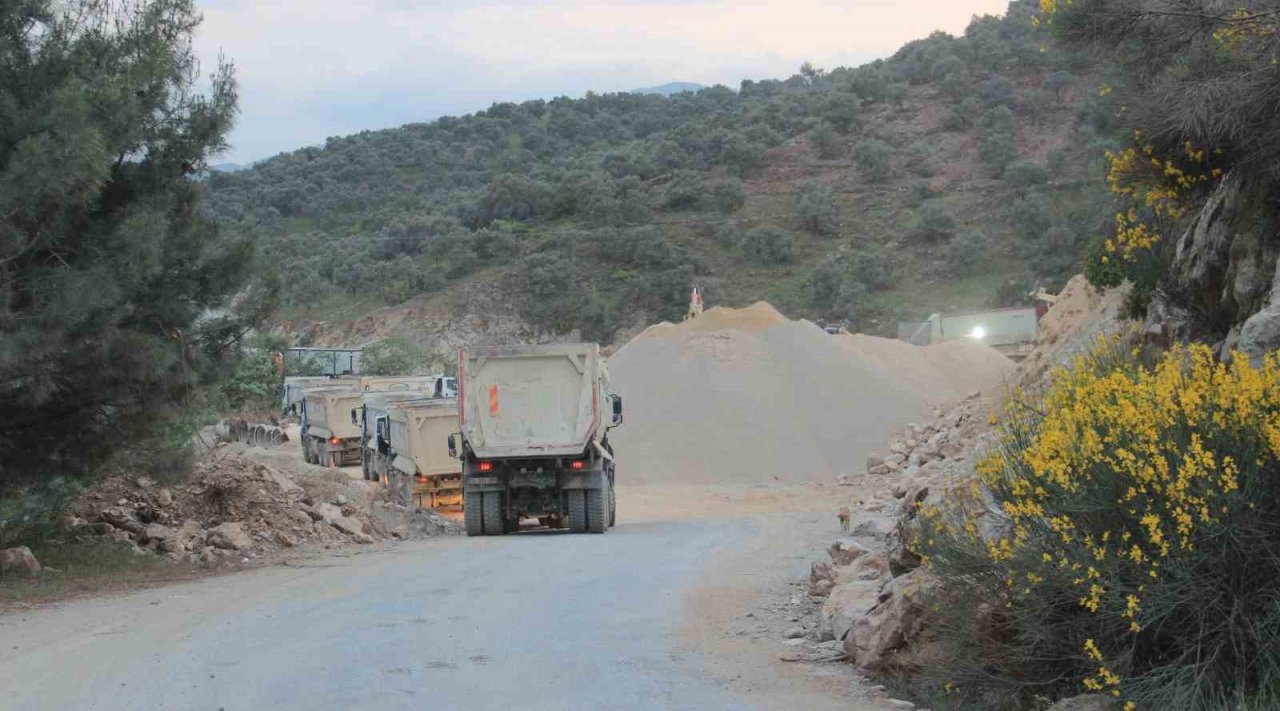 Böyle duyarsızlık görülmedi, yolun ortasına şantiye kurdular