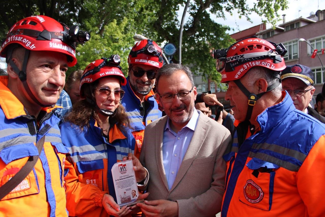 Bakan Kasapoğlu, depremde görev yapan itfaiye personeli ile buluştu