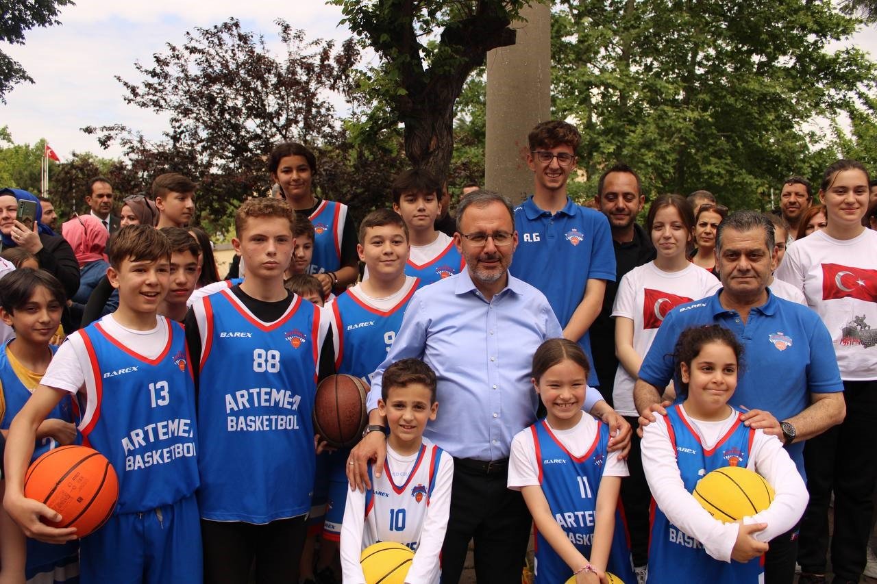 Bakan Kasapoğlu, depremde görev yapan itfaiye personeli ile buluştu