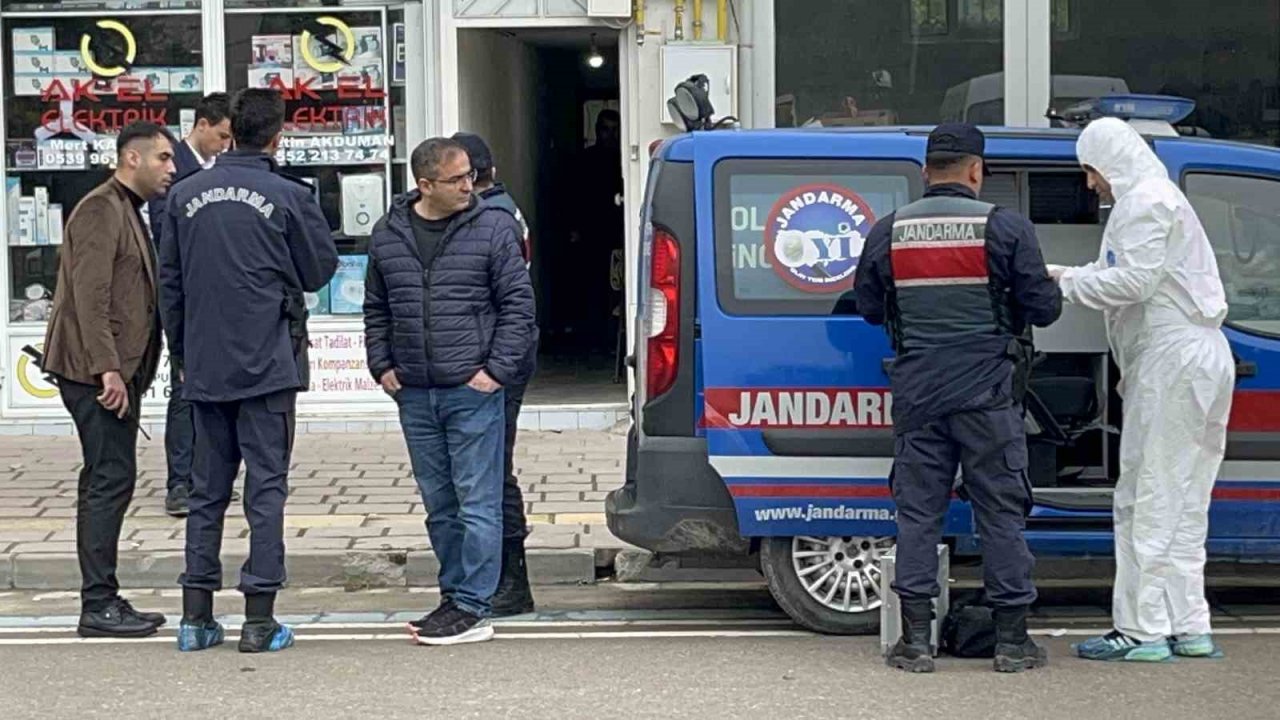 Görüştüğü evli kadının evinde bıçaklanarak öldürüldü