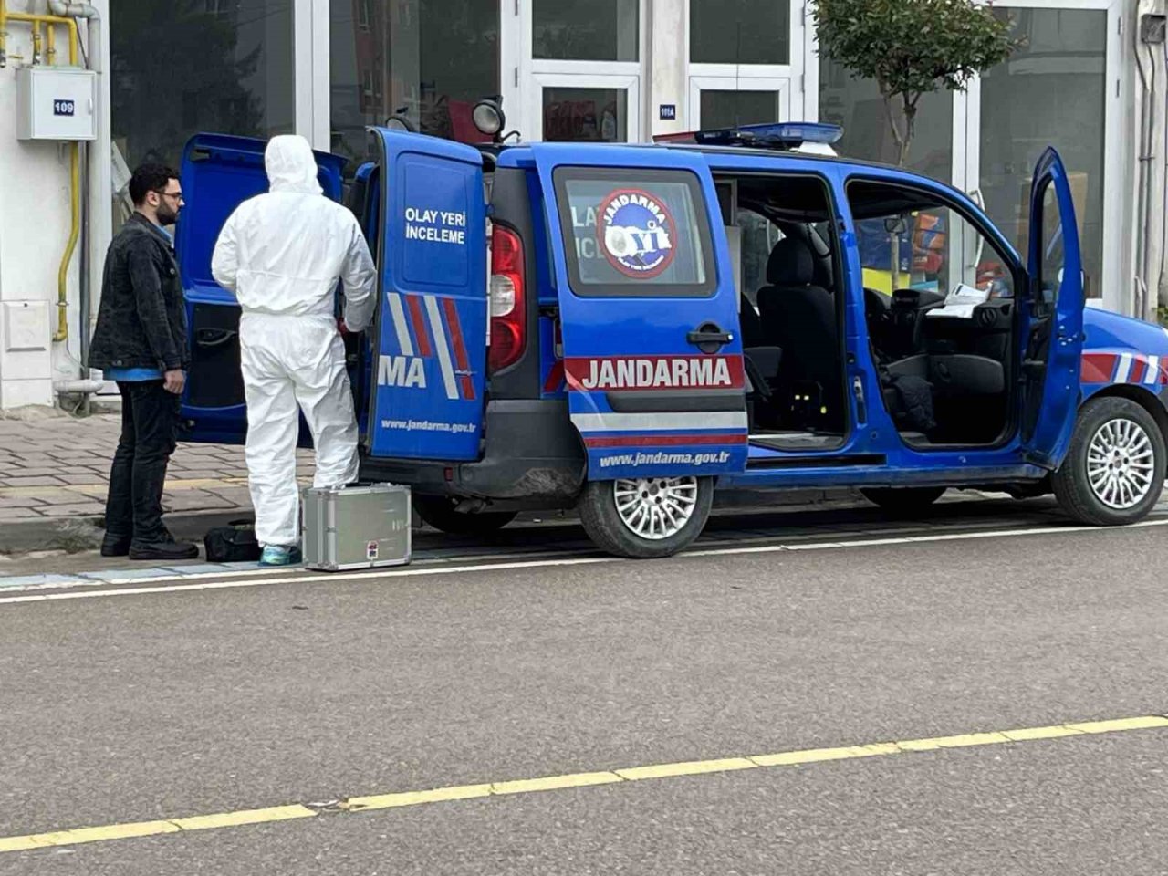 Görüştüğü evli kadının evinde bıçaklanarak öldürüldü