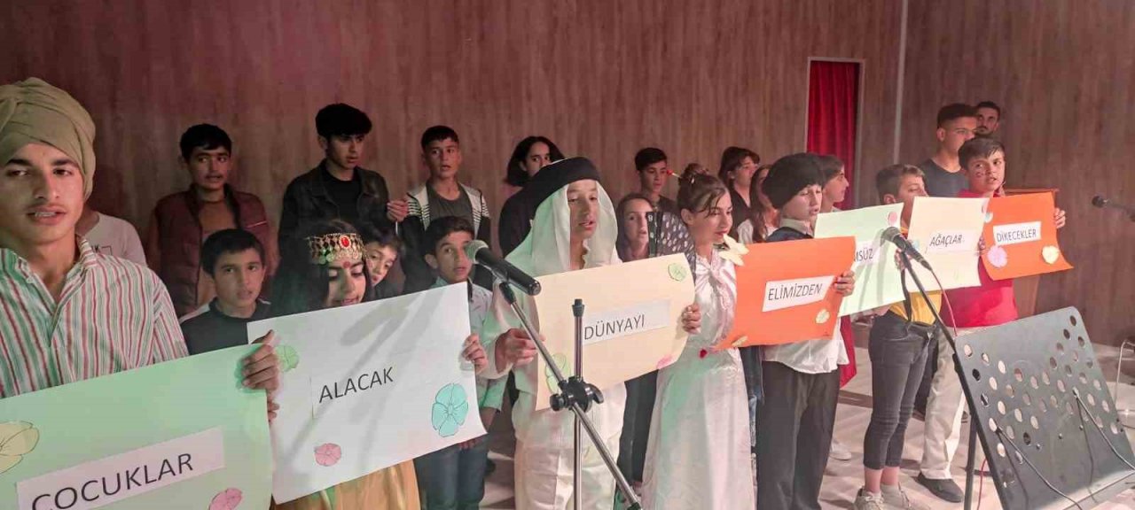 Köy okulunda düzenlenen çok dilli koro dinleyenleri mest etti