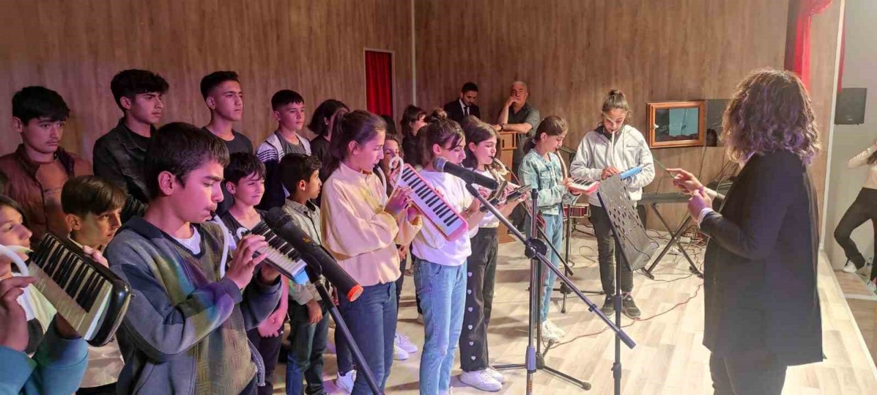 Köy okulunda düzenlenen çok dilli koro dinleyenleri mest etti