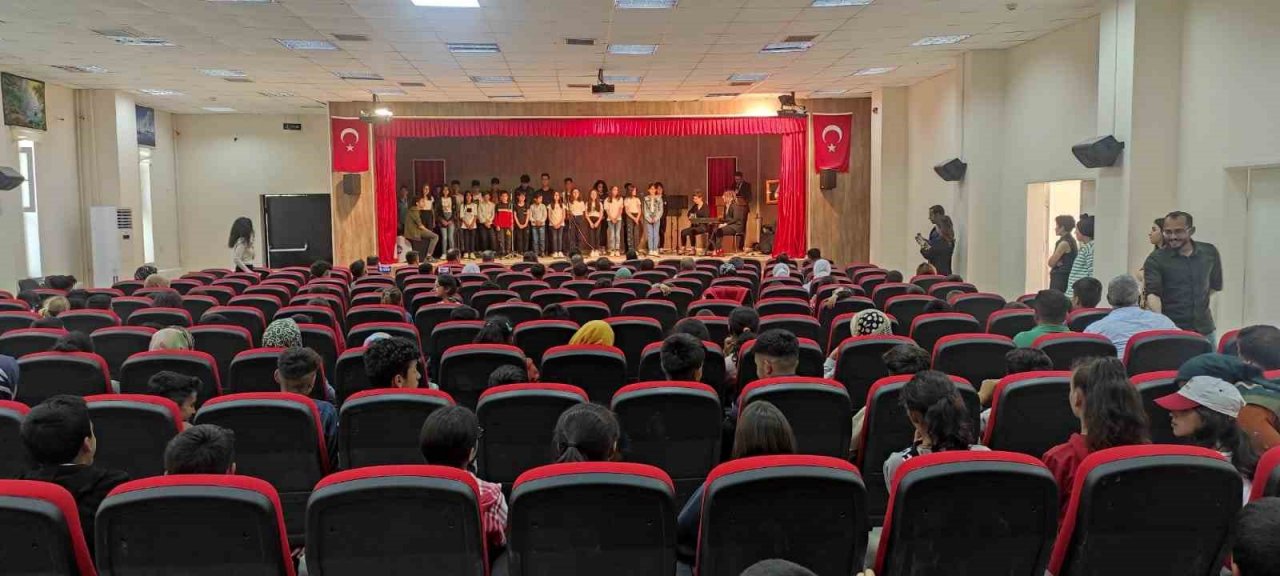 Köy okulunda düzenlenen çok dilli koro dinleyenleri mest etti