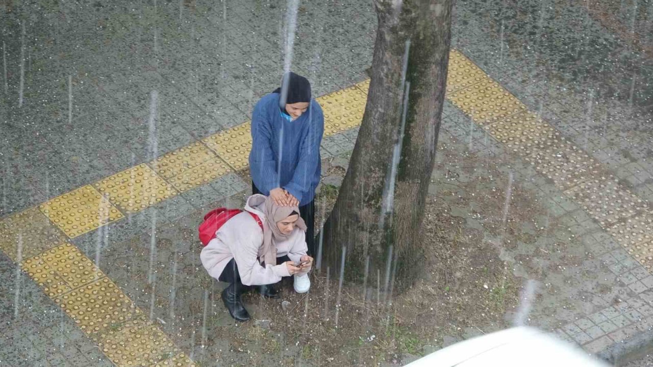 Trabzon’da dolu yağışı etkili oldu