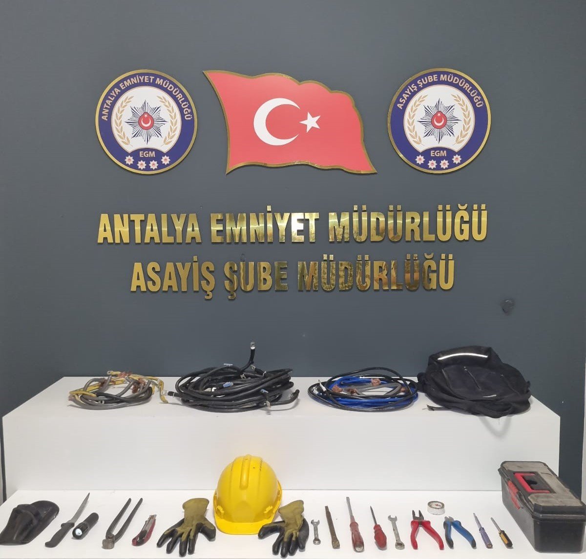 Operatör kıyafeti ile baz istasyonlarına girip bakır kabloları çalan şüpheli yakalandı