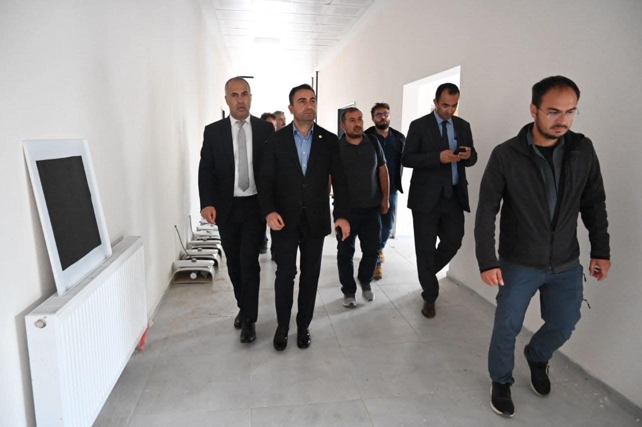 Başkan Erdoğan, inşaat çalışmaları devam eden okullarda incelemelerde bulundu