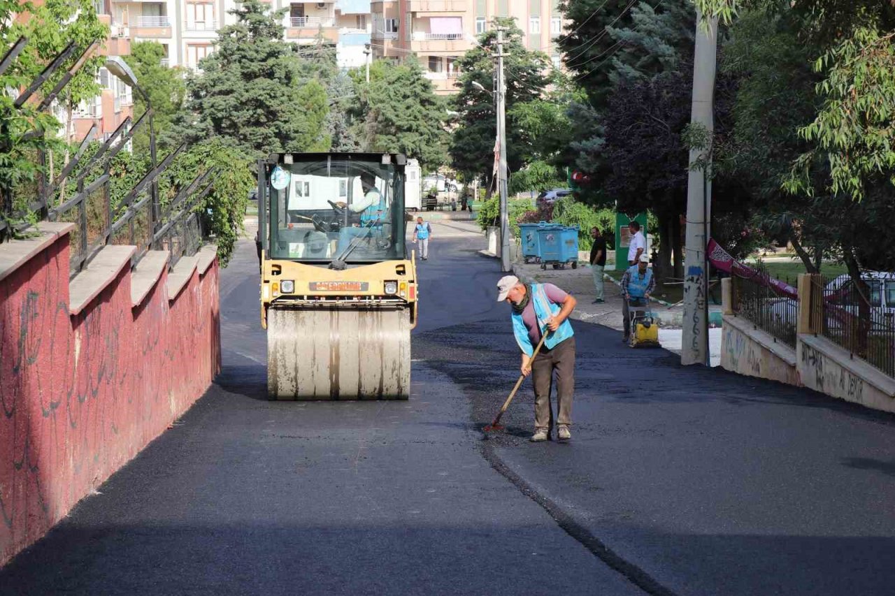 Canpolat sıcak asfalt çalışmalarını inceledi