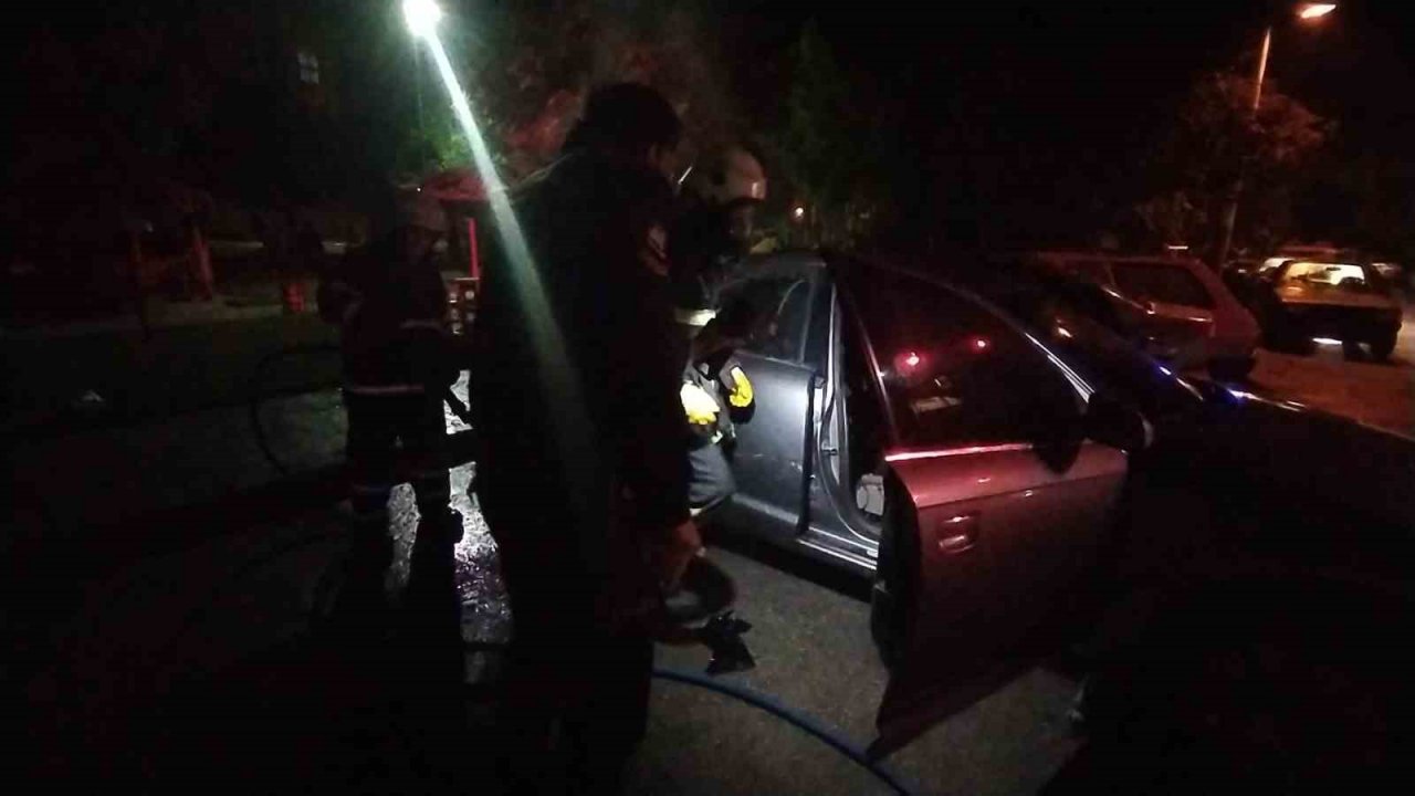 Park halindeki otomobil kundaklandı