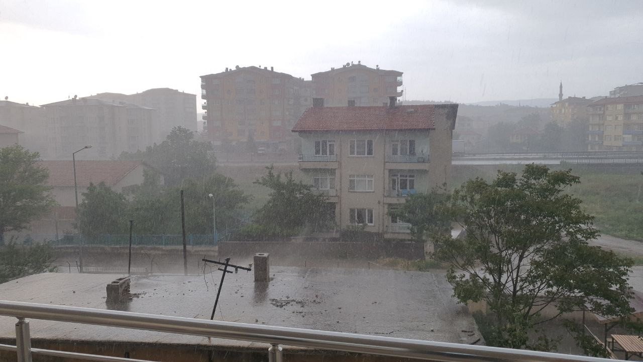 Çorum’da sağanak yağış hayatı olumsuz etkiledi