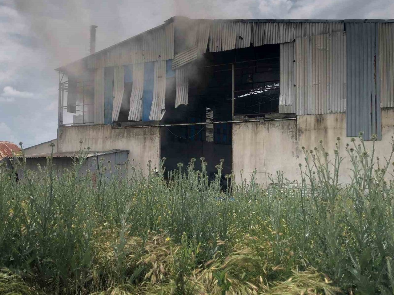 Tadilat yapılan depoda yangın çıktı