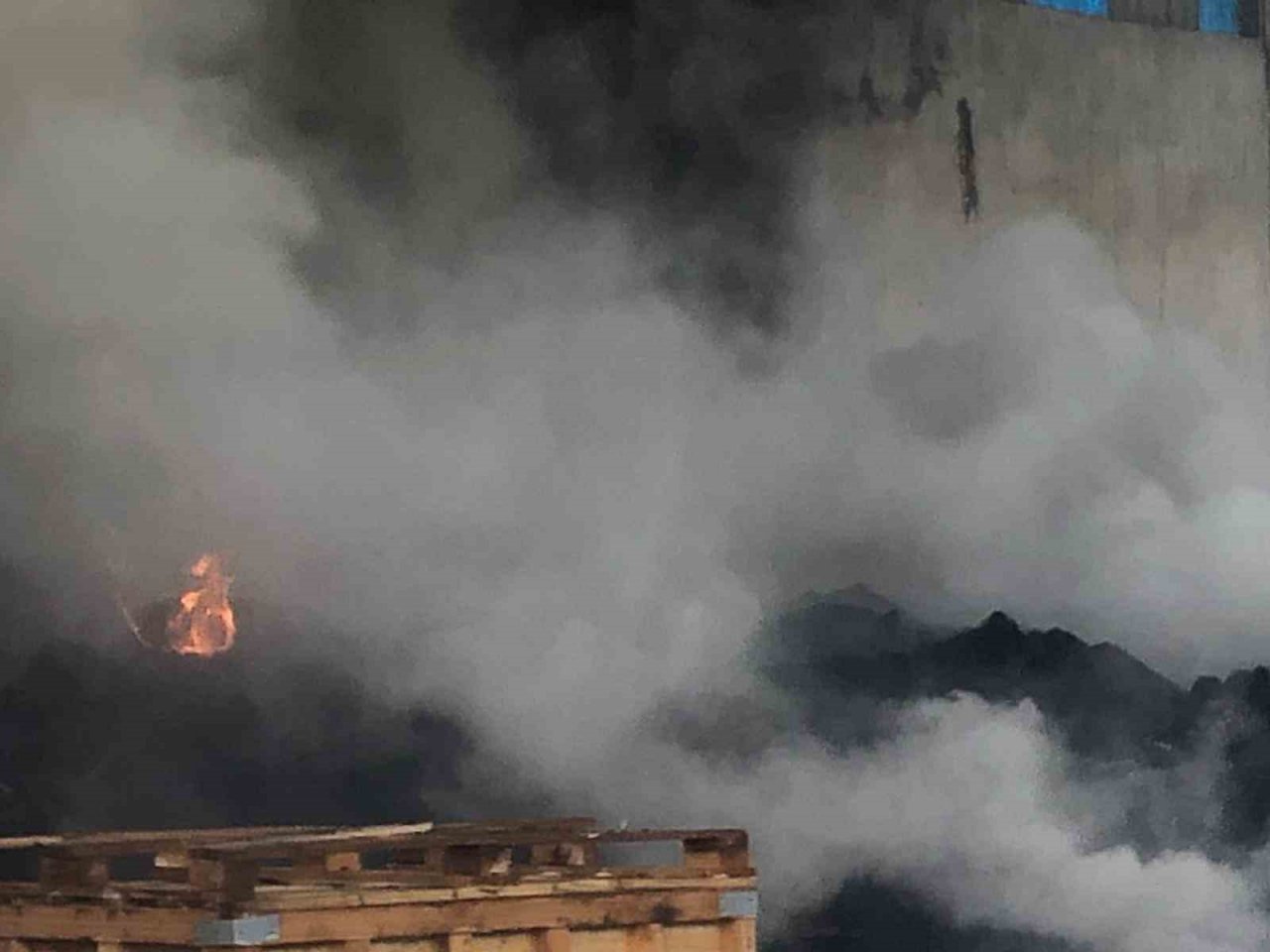Tadilat yapılan depoda yangın çıktı