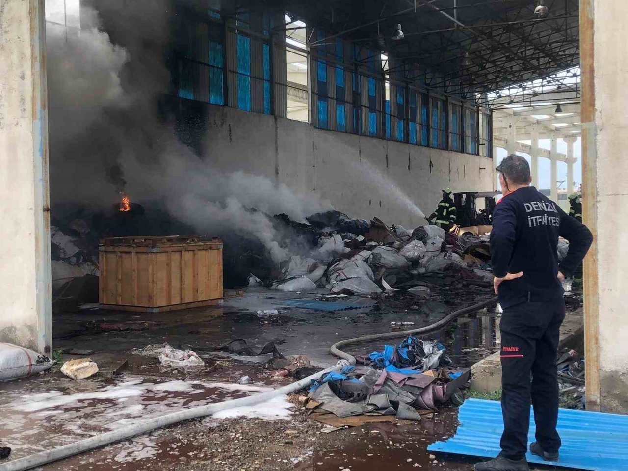 Tadilat yapılan depoda yangın çıktı