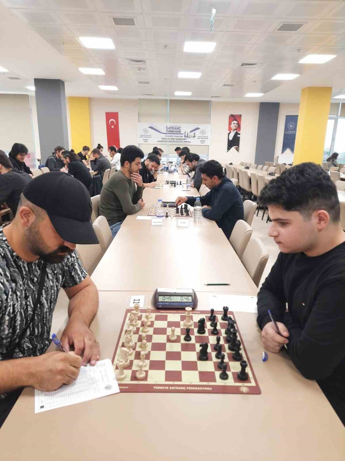 Usta satranççılar hamlelerini şampiyonluk için yapıyor