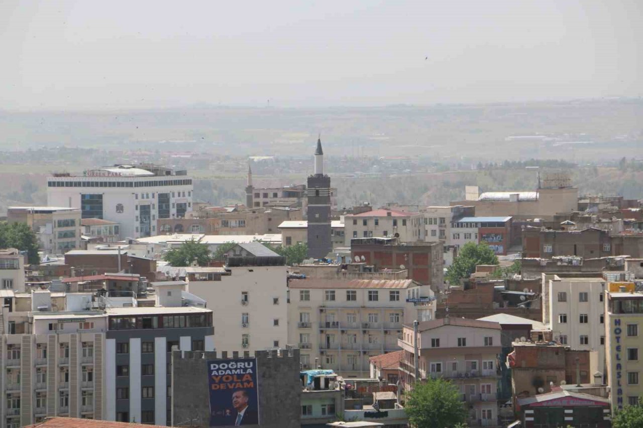 Prof. Dr. Şenyiğit’ten tozlu hava uyarısı: "Maskesiz dışarı çıkmayın"