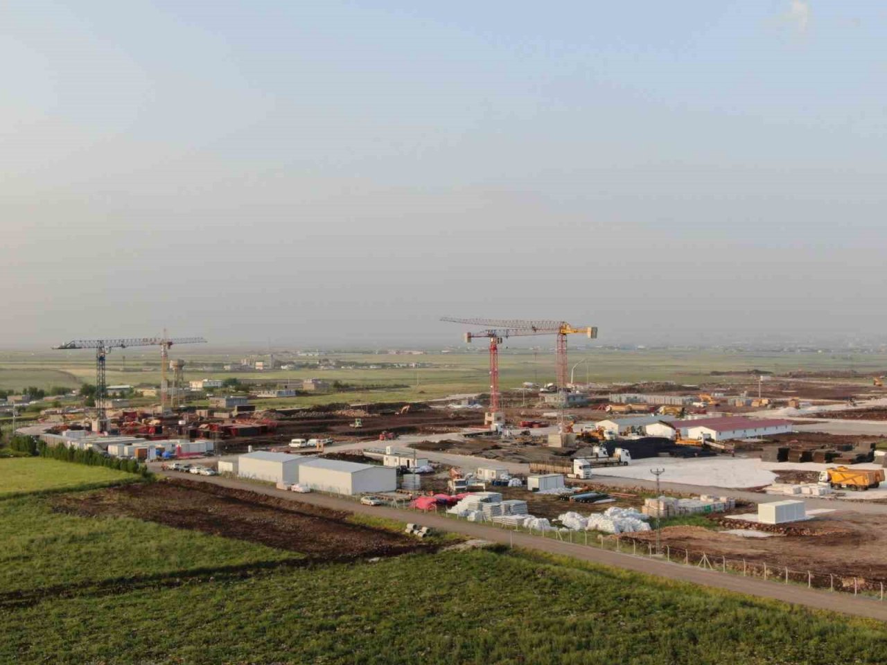 Diyarbakır’da TOKİ konutlarında hummalı çalışma gece gündüz devam ediyor