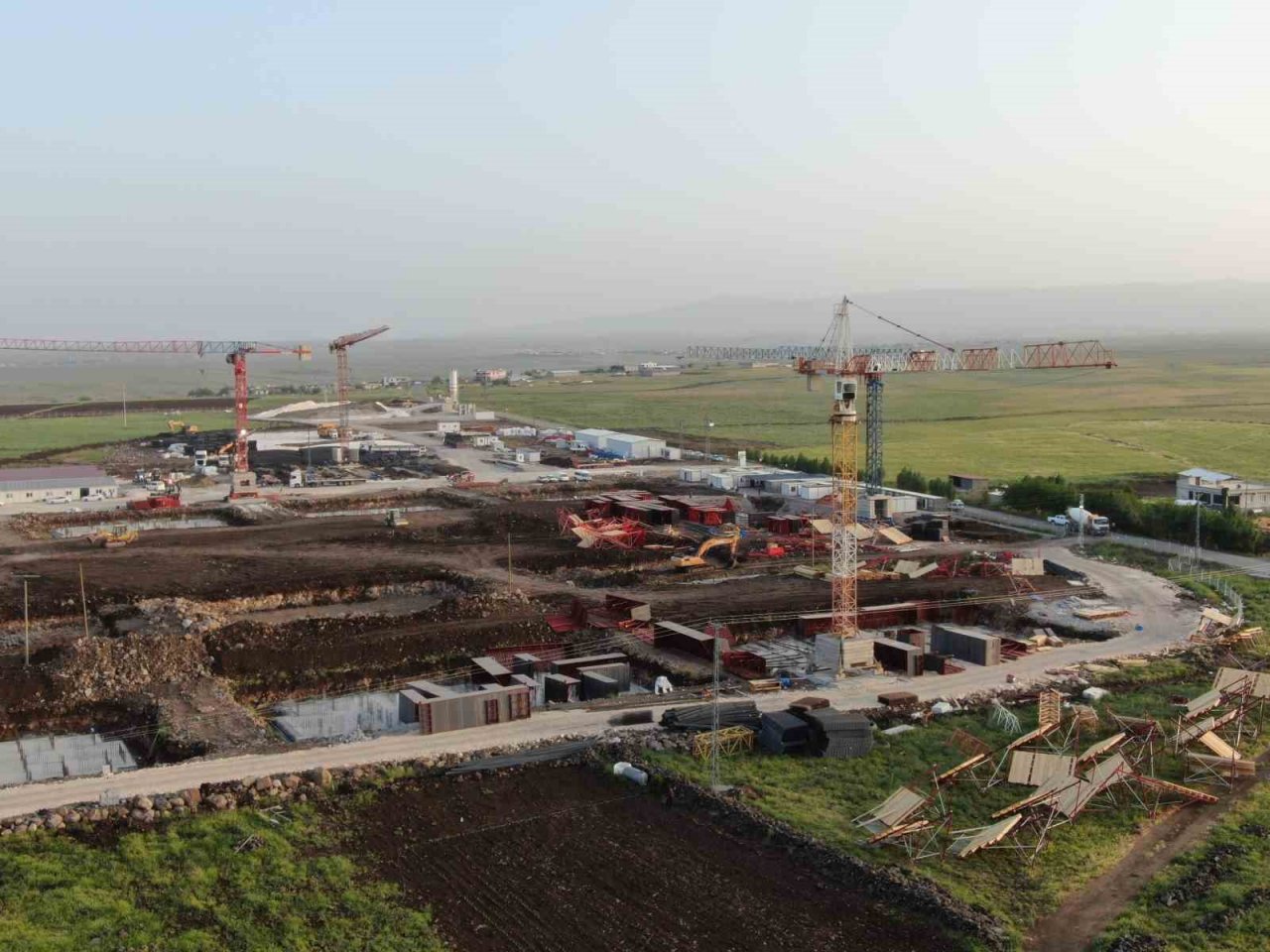 Diyarbakır’da TOKİ konutlarında hummalı çalışma gece gündüz devam ediyor