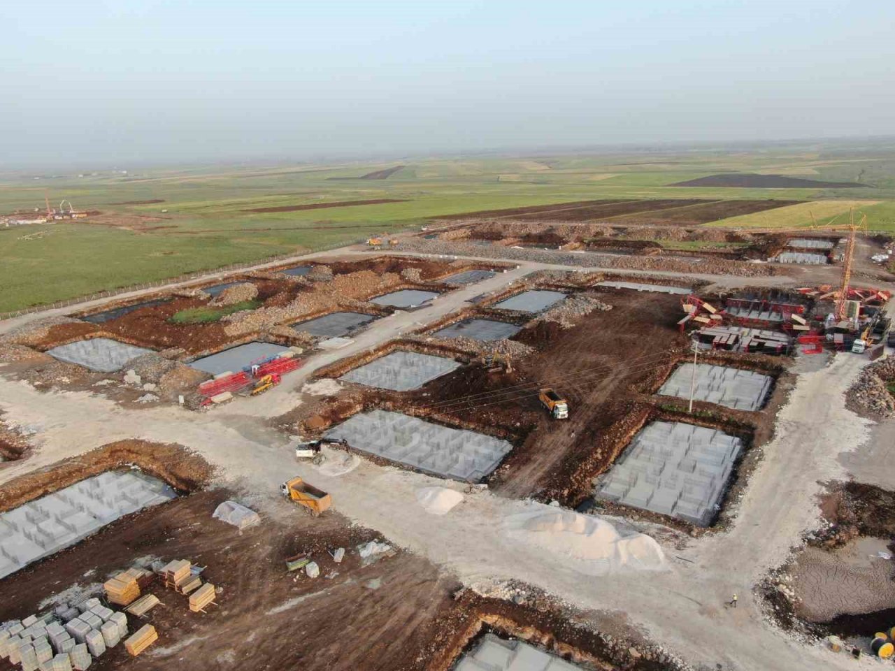 Diyarbakır’da TOKİ konutlarında hummalı çalışma gece gündüz devam ediyor