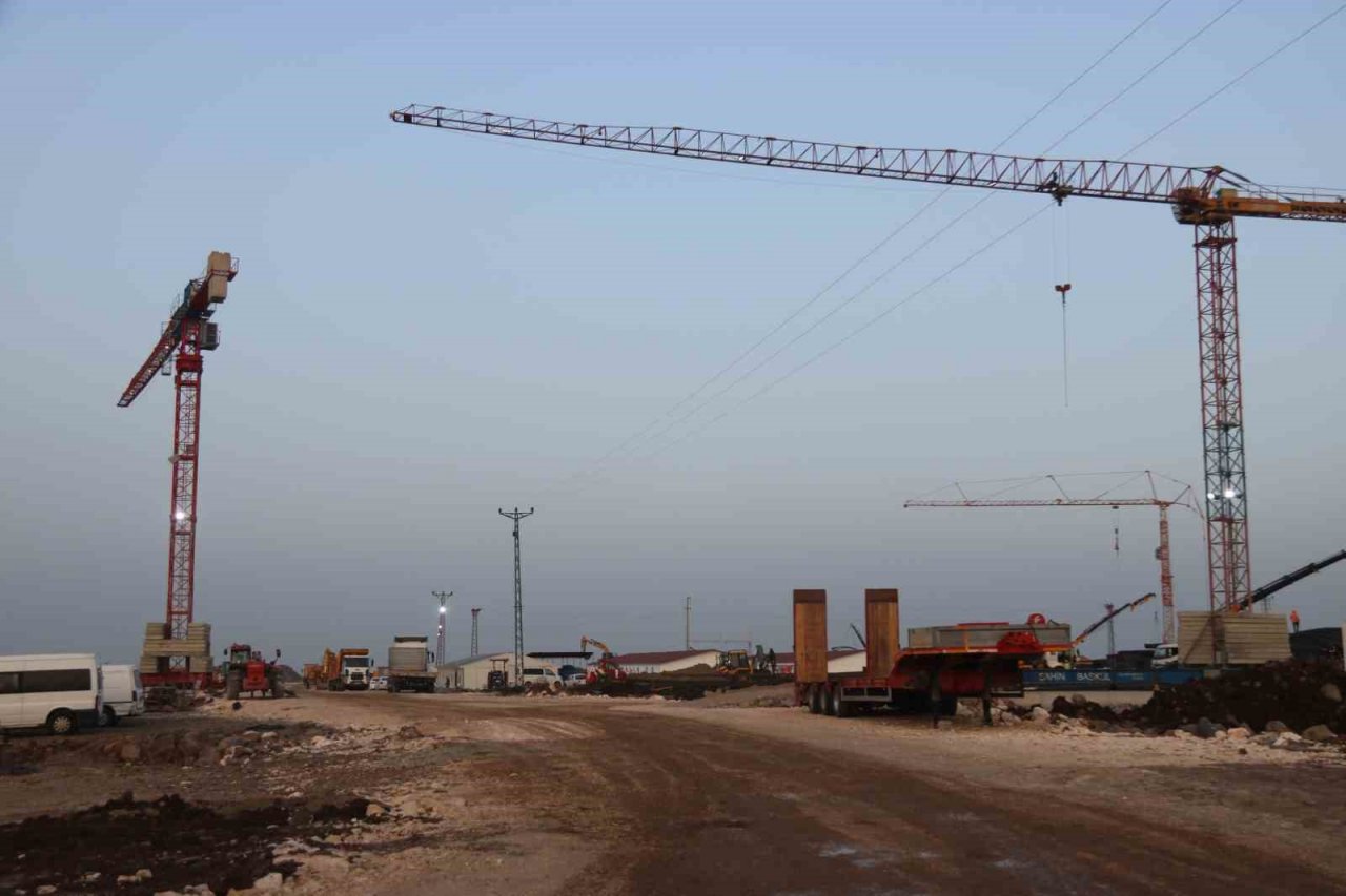 Diyarbakır’da TOKİ konutlarında hummalı çalışma gece gündüz devam ediyor