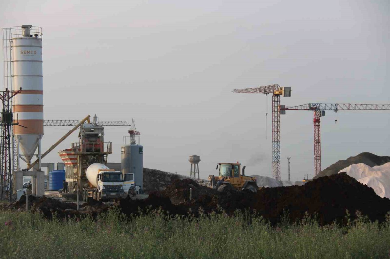 Diyarbakır’da TOKİ konutlarında hummalı çalışma gece gündüz devam ediyor