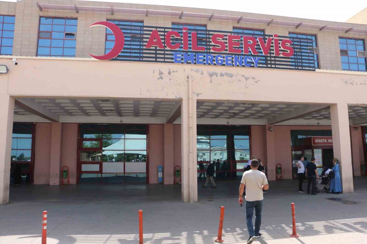 Uyuyan eşini yatakta öldürüp intihar etti