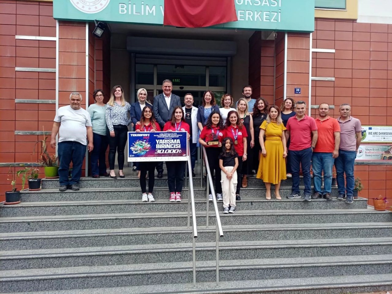 Efeler Kaymakamı Arıkan, Teknofest birincisi öğrencilerle bir araya geldi