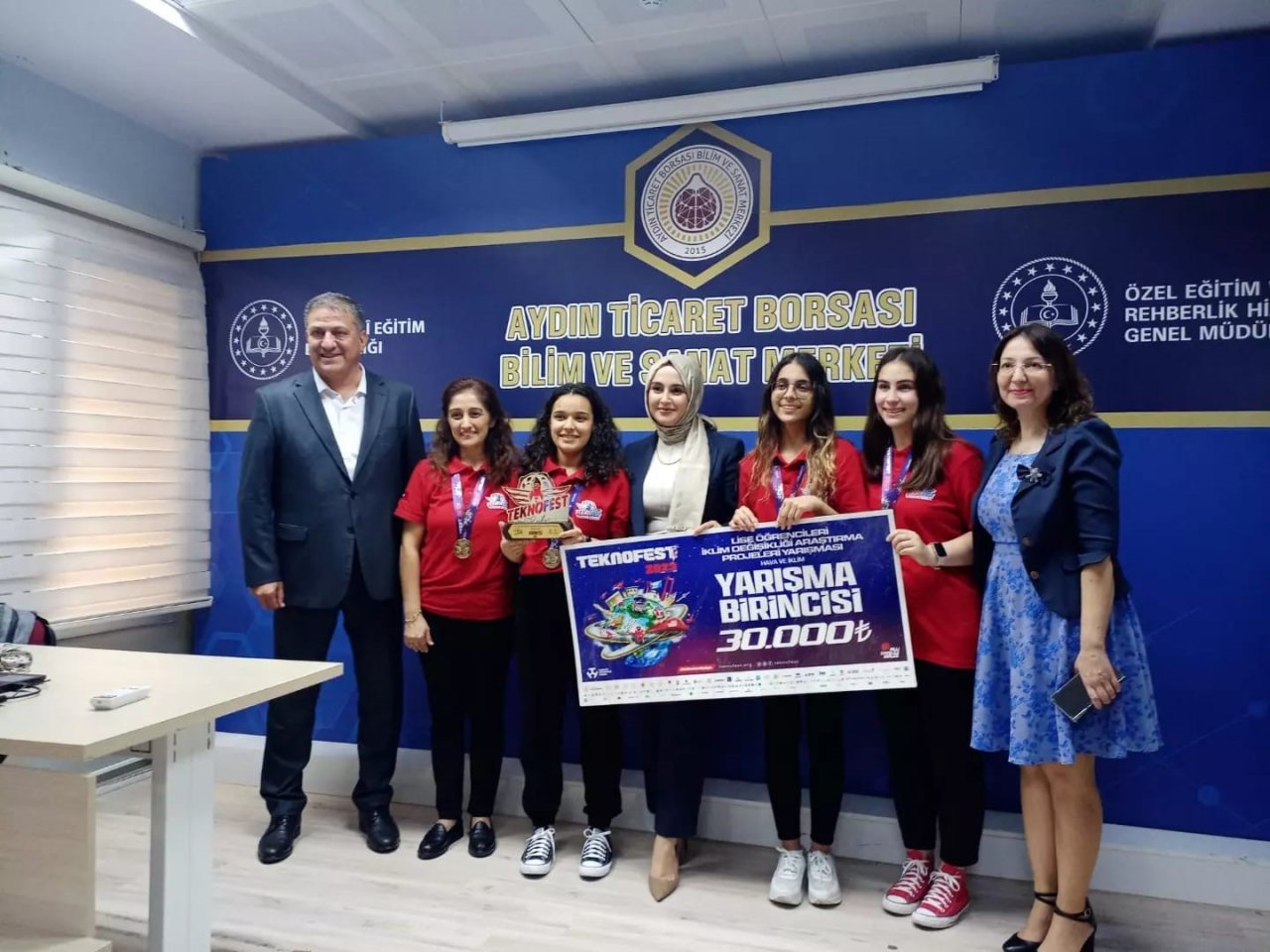 Efeler Kaymakamı Arıkan, Teknofest birincisi öğrencilerle bir araya geldi