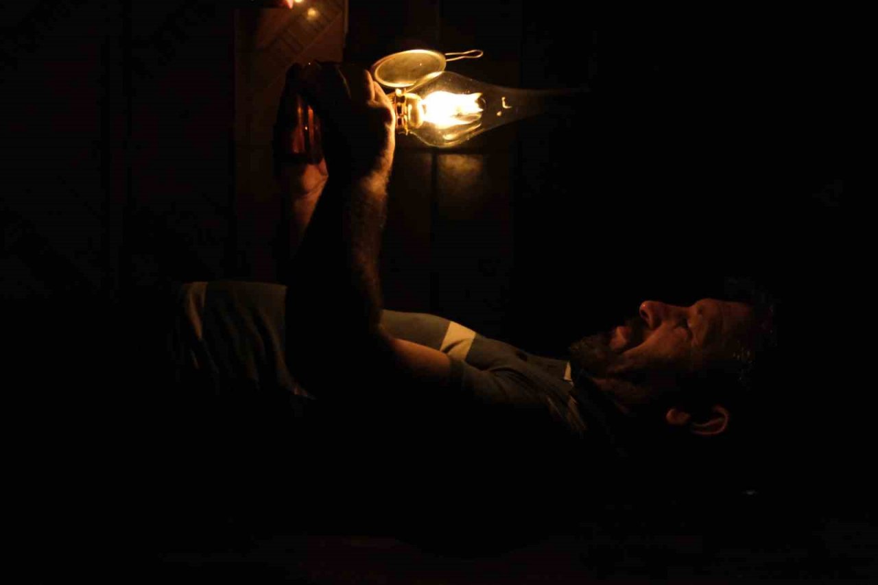 Elektrikler kesilince gaz lambası nostalji yaşattı