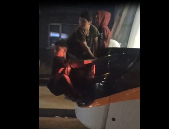 Çocukların tehlikeli tramvay yolculuğu