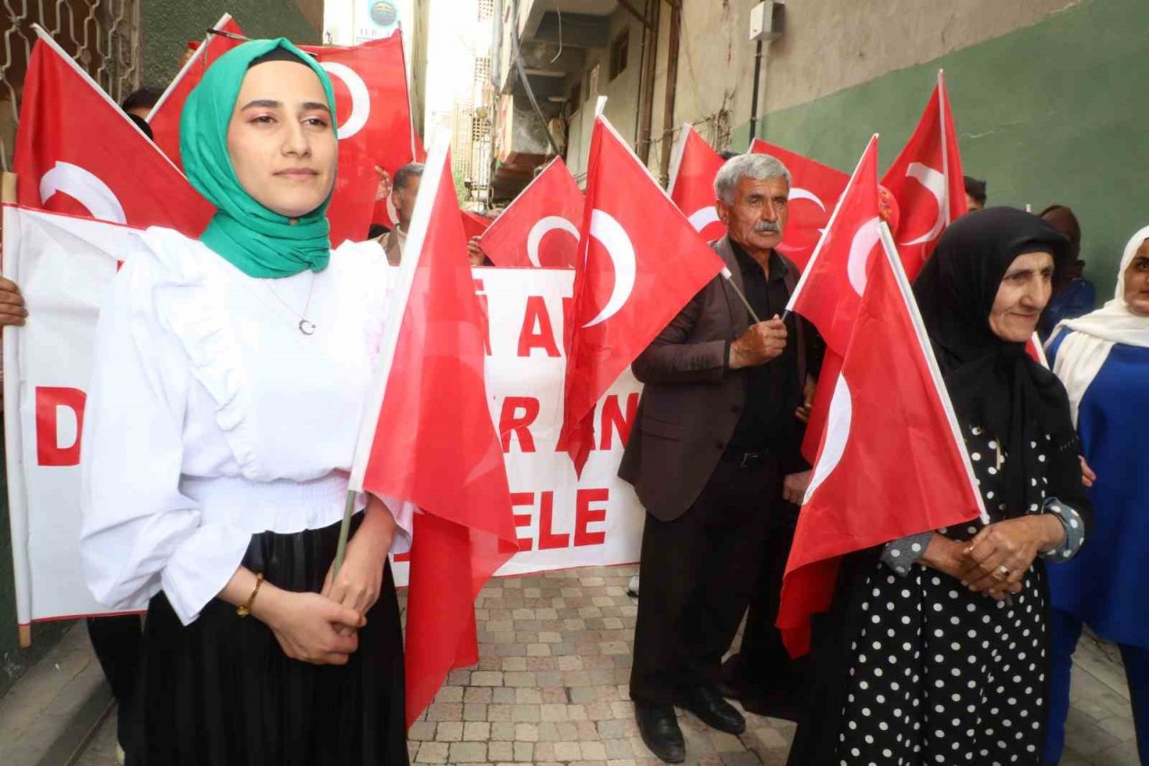 Hakkari’de annelerin evlat nöbeti devam ediyor