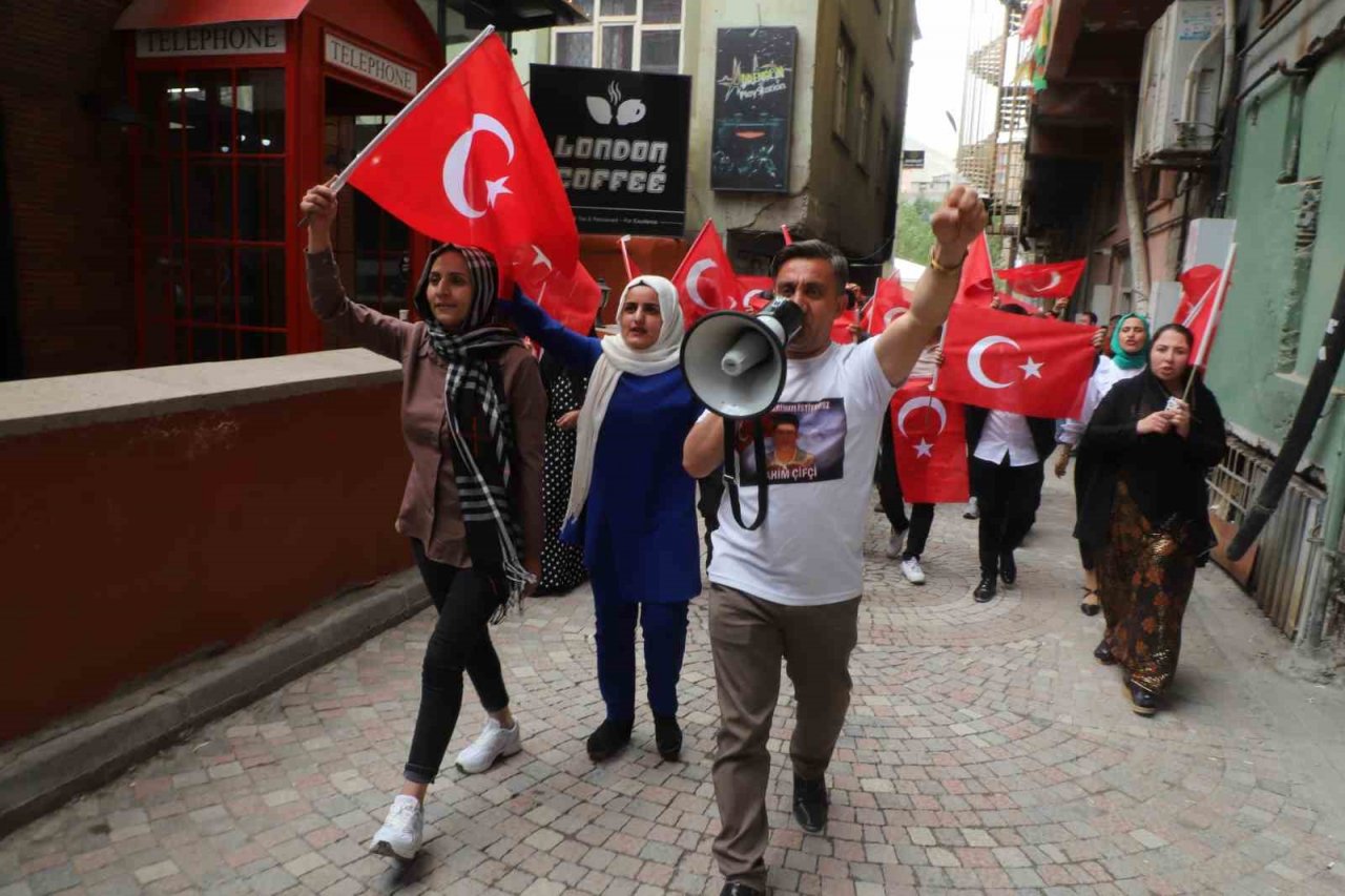 Hakkari’de annelerin evlat nöbeti devam ediyor