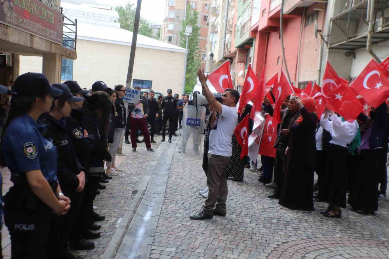 Hakkari’de annelerin evlat nöbeti devam ediyor