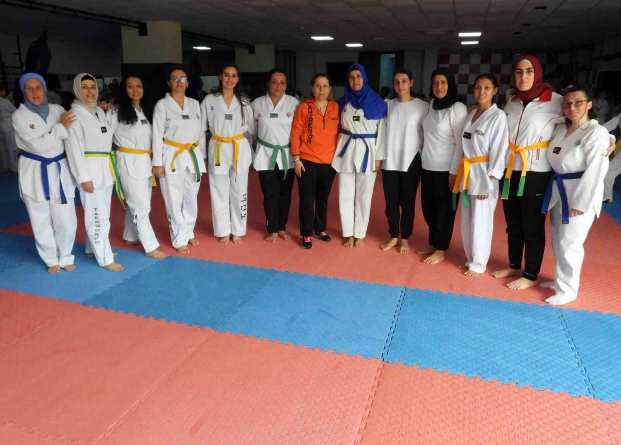 Dört çocuk annesi hamile tekvandocu kuşak atladı