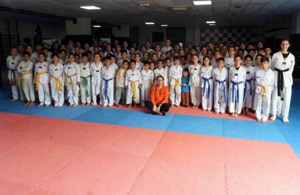 Dört çocuk annesi hamile tekvandocu kuşak atladı