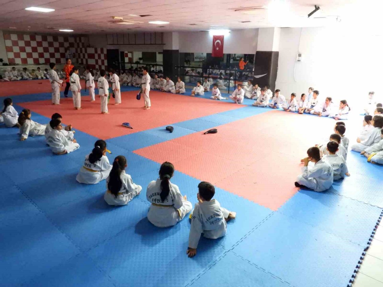 Dört çocuk annesi hamile tekvandocu kuşak atladı