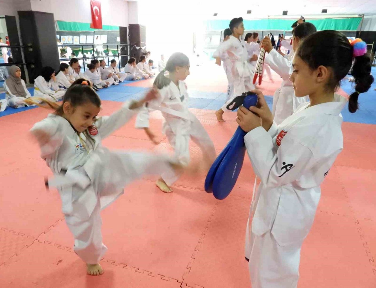 Dört çocuk annesi hamile tekvandocu kuşak atladı